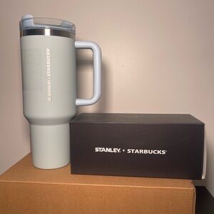 Stanley x Starbucks Flowstate Quencher 40oz Tumbler ( Blue Spring)